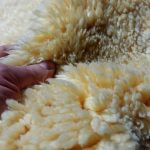 پوست گوسفند مرینوس به‌طور سنتی به‌عنوان یک سطح نرم و سازگار با بدن شناخته می‌شود که می‌تواند به بهبود حس راحتی هنگام نشستن یا استراحت کمک کند